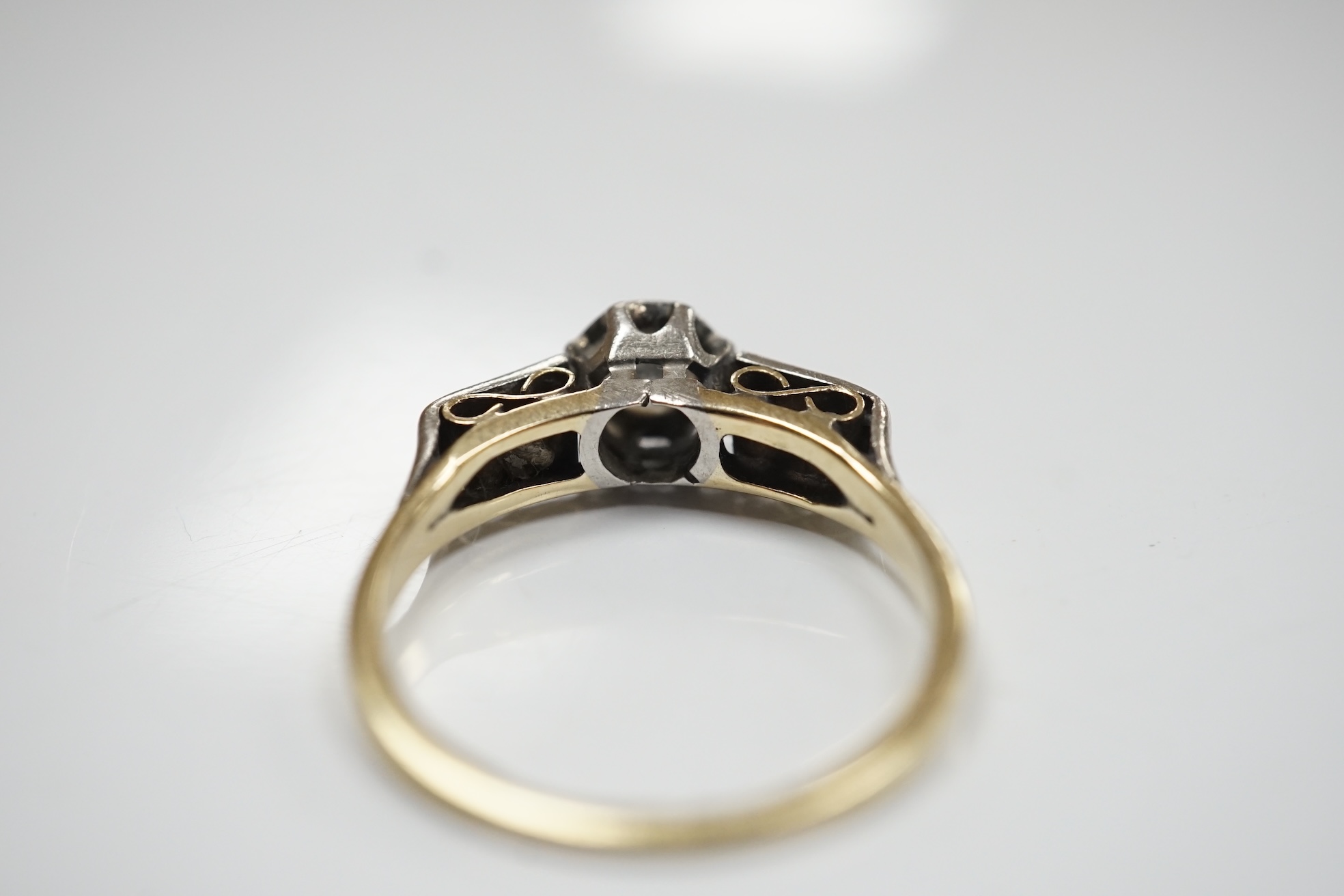 An 18ct, plat. and collet set single stone diamond ring, with four stone diamond set shoulders, size N/O, gross weight 3 grams. Condition - poor to fair